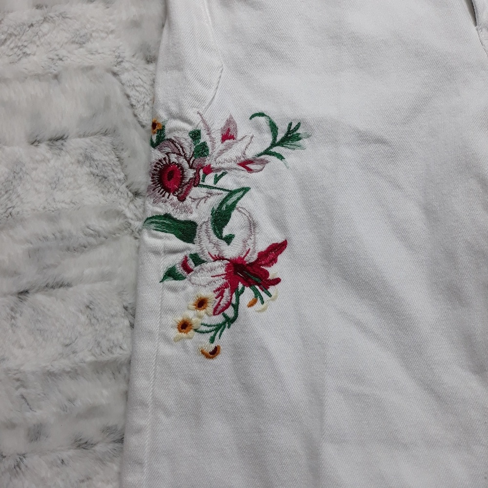Zara| Embroidered Frayed Hem Crop Jeans (A927) - Picture 3 of 8
